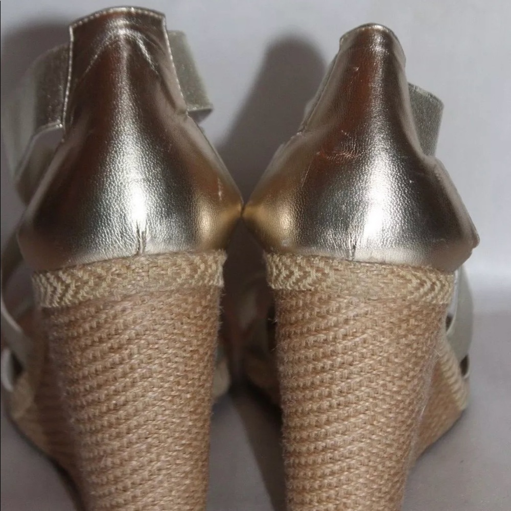 Andre Assous Metallic gold elastic wedge sandal - Picture 7 of 8